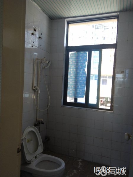 翠园小区一小附近,交通便利环境优美,周围配套设施齐全